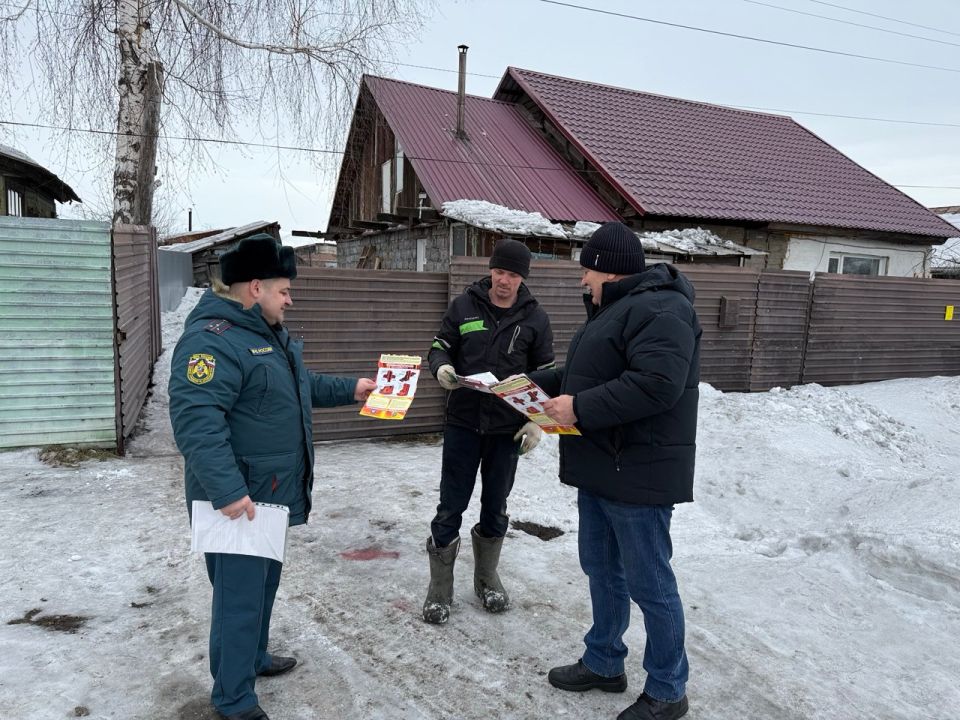 Забота о каждом доме. Сотрудники управления ГОЧС и ПБ совместно с представителями МЧС России по Алтайскому краю провели двухдневные профилактические рейды в частном секторе Бийска