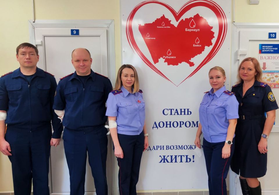 В преддверии Дня защитника Отечества офицеры следственного управления СК России по Алтайскому краю пополнили банк донорской крови