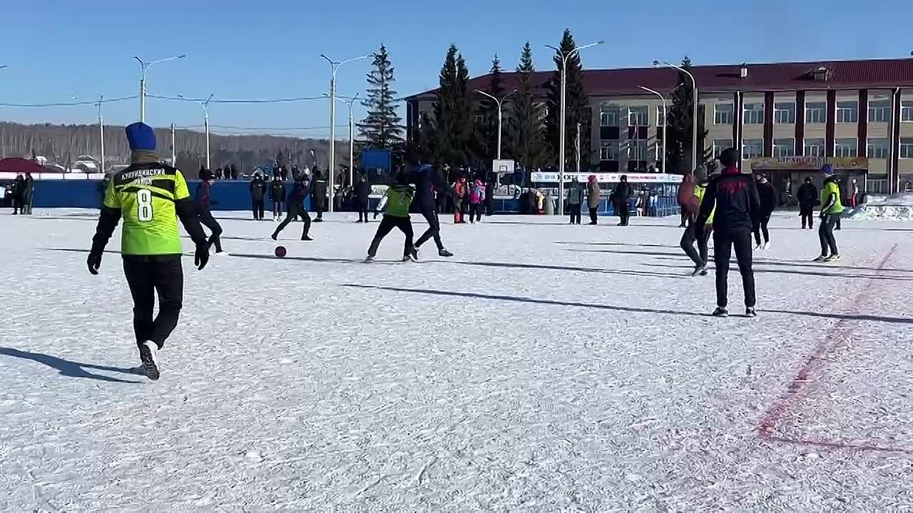 В футболе Топчихинский район играет вничью с Кулундинским — 1:1 — и выходит в полуфинал с первого места