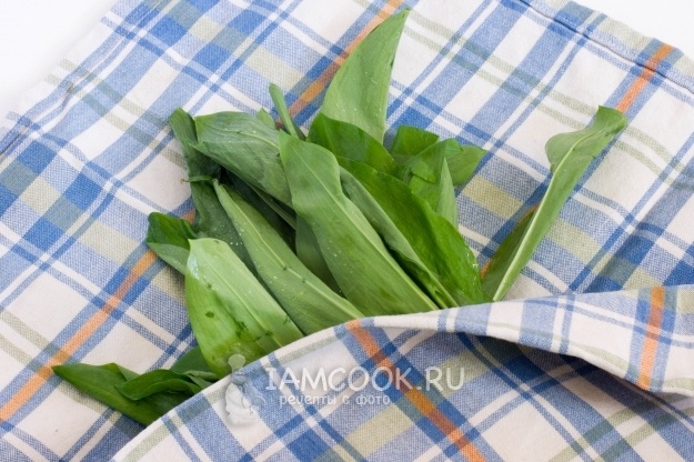 Нежные булочки с черемшой: весеннее лакомство, которое стоит попробовать