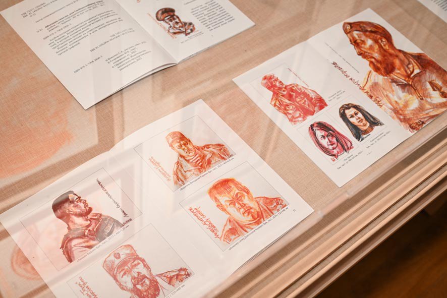 В Барнауле открылась выставка графических портретов «Волонтеры СВО, или По зову сердца» В Барнауле открылась выставка графических портретов «Волонтеры СВО, или По зову сердца»