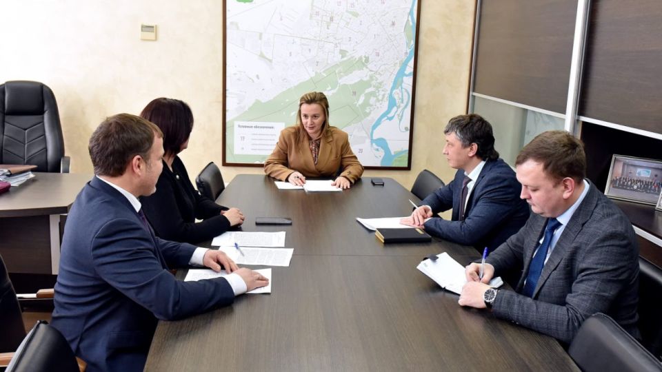 Оксана Финк встретилась с дочерью автора книги «Барнаул — столица мира» Евгенией Ореховой