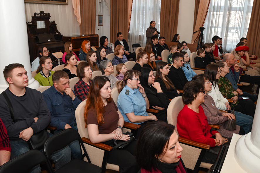 В Барнауле открылась выставка графических портретов «Волонтеры СВО, или По зову сердца» В Барнауле открылась выставка графических портретов «Волонтеры СВО, или По зову сердца»