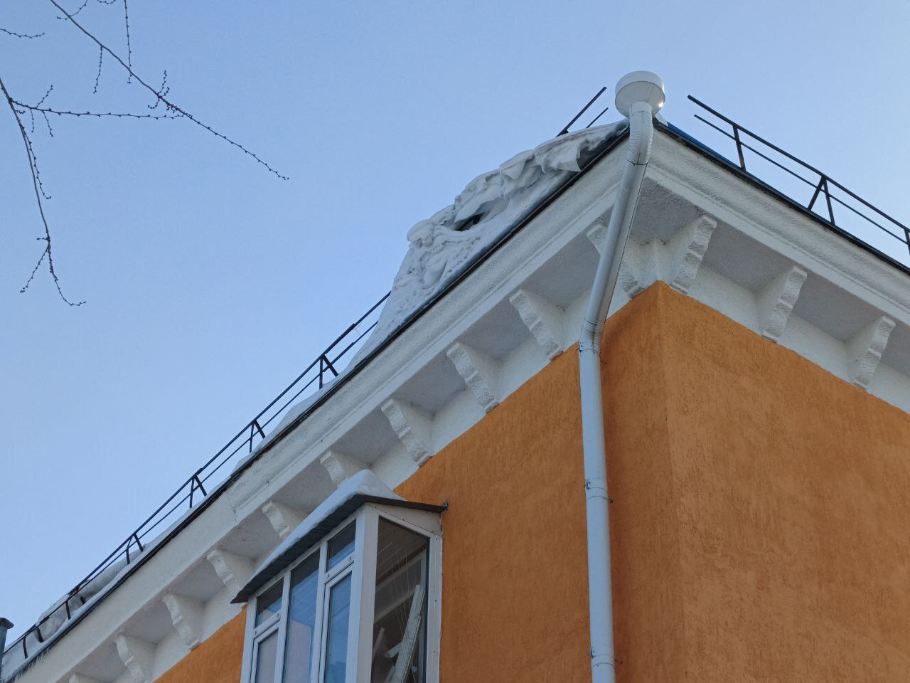 Администрация Рубцовска напоминает о необходимости своевременной очистки крыш, карнизов и водосточных труб от снега и льда