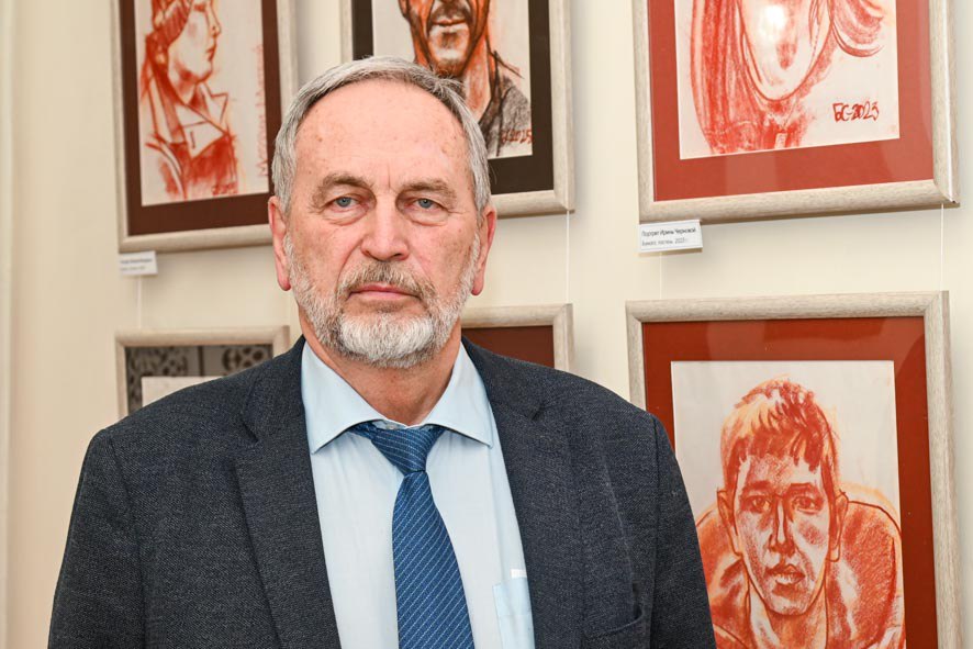 В Барнауле открылась выставка графических портретов «Волонтеры СВО, или По зову сердца» В Барнауле открылась выставка графических портретов «Волонтеры СВО, или По зову сердца»