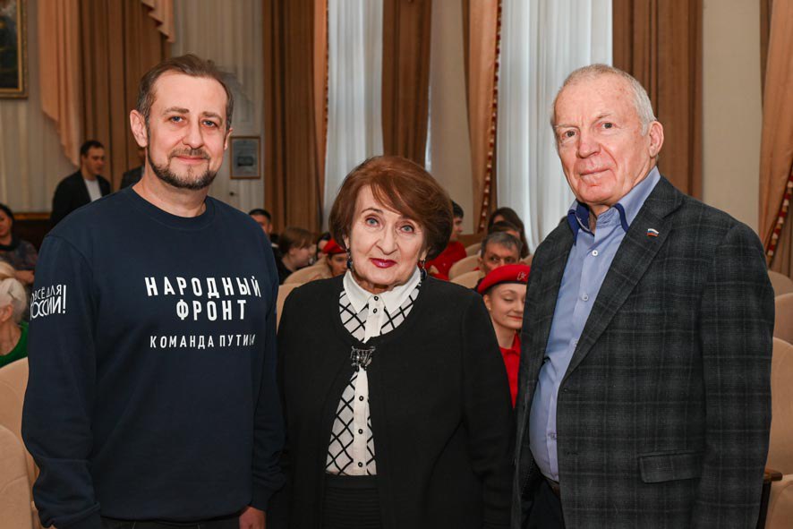 В Барнауле открылась выставка графических портретов «Волонтеры СВО, или По зову сердца» В Барнауле открылась выставка графических портретов «Волонтеры СВО, или По зову сердца»