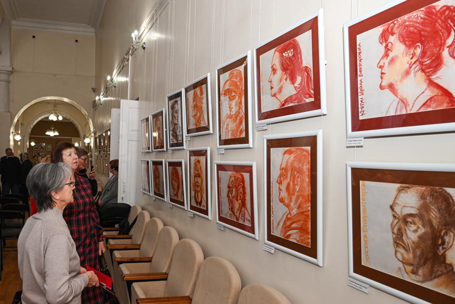 В Барнауле открылась выставка графических портретов «Волонтеры СВО, или По зову сердца» В Барнауле открылась выставка графических портретов «Волонтеры СВО, или По зову сердца»