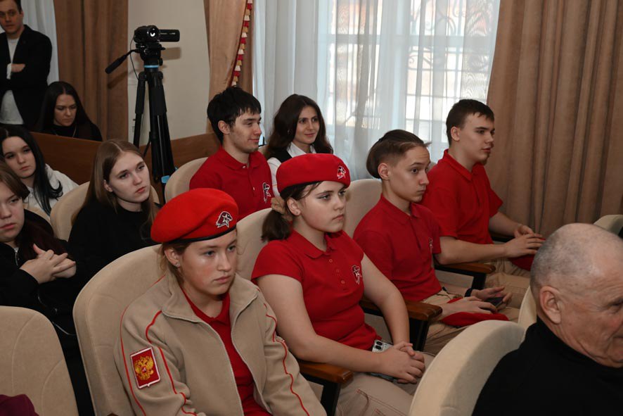 В Барнауле открылась выставка графических портретов «Волонтеры СВО, или По зову сердца» В Барнауле открылась выставка графических портретов «Волонтеры СВО, или По зову сердца»