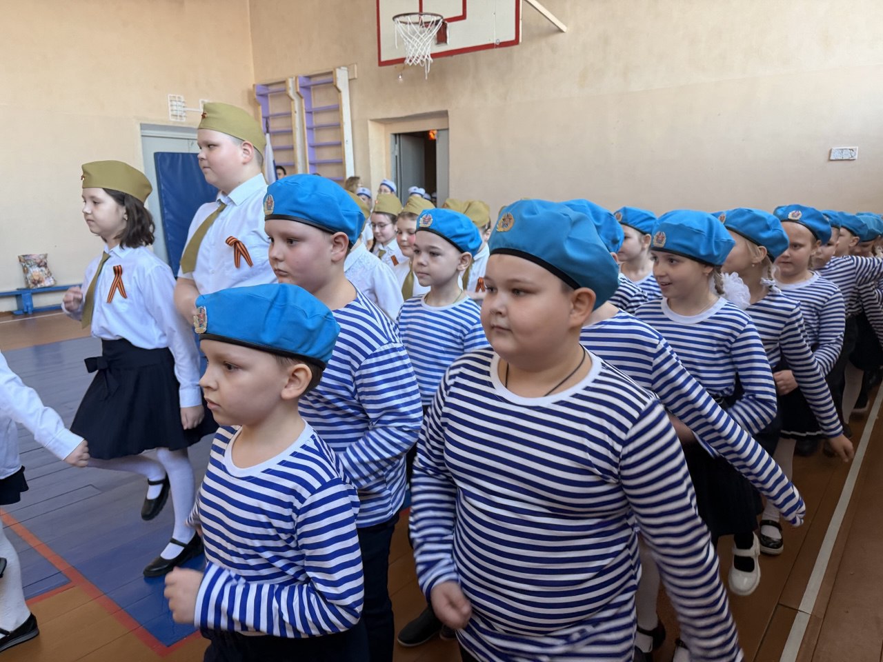 Юным барнаульцам прививают любовь к Родине через патриотические мероприятия Юным барнаульцам прививают любовь к Родине через патриотические мероприятия