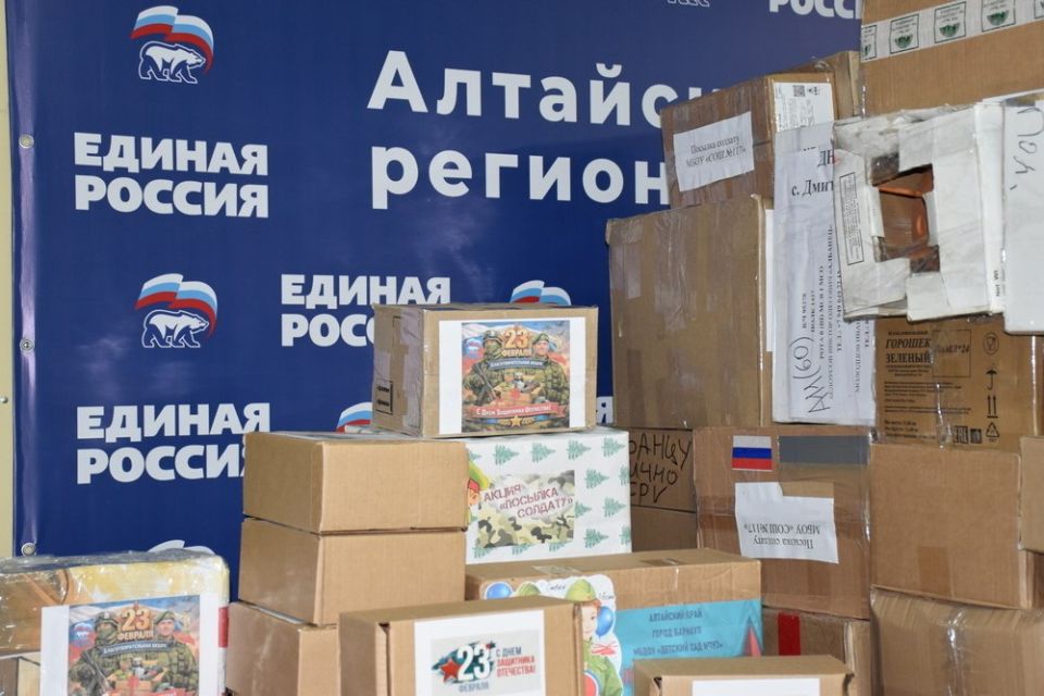 12 фур с автомобилями, техникой и подарками ко Дню защитника Отечества направили из Алтайского края в зону СВО