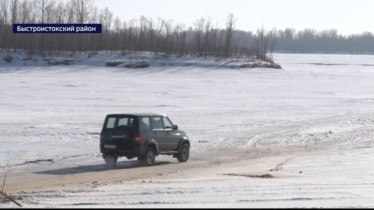 Остался месяц до конца работы ледовой переправы, соединяющей село Акутиха с райцентром Быстрый Исток