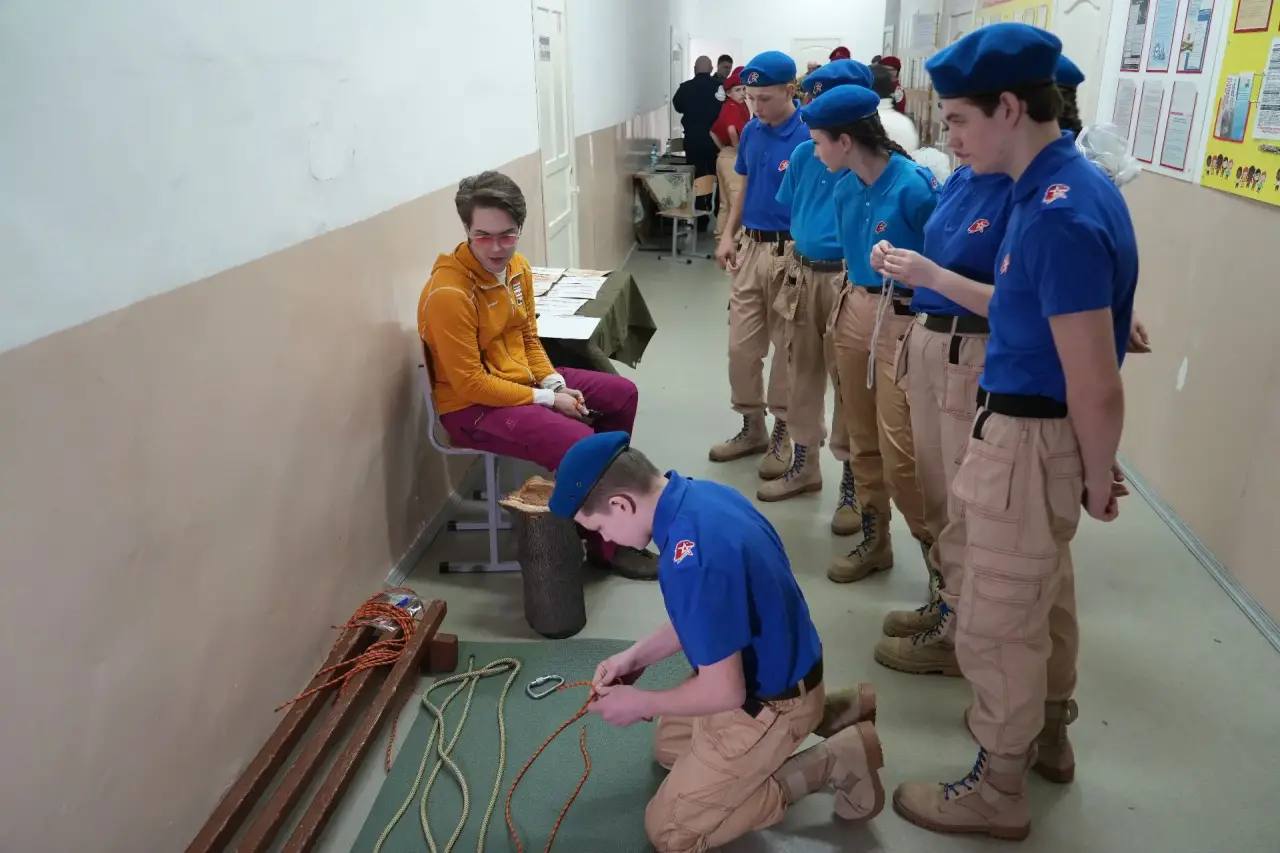 Сквозь испытания к победе. Сегодня в Бийске на базе школы №4 состоялся краевой смотр юнармейских отрядов «Орленок» Сквозь испытания к победе. Сегодня в Бийске на базе школы №4 состоялся краевой смотр юнармейских отрядов «Орленок»