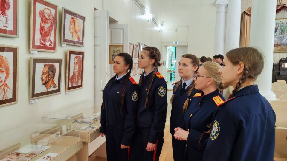 В преддверии Дня защитника Отечества сотрудники СУ СК России по Алтайскому краю вместе с кадетами профильного класса Барнаульского кадетского корпуса посетили уникальную выставку графических портретов «Волонтеры СВО, или По...