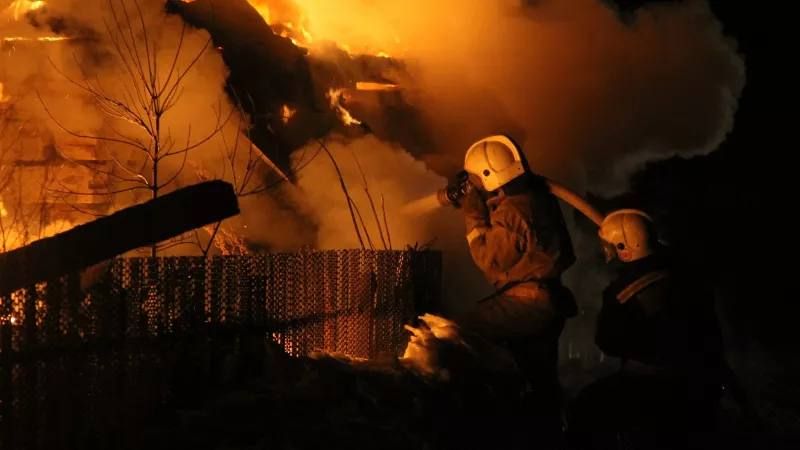 В барнаульском Затоне ночной пожар уничтожил жилой дом