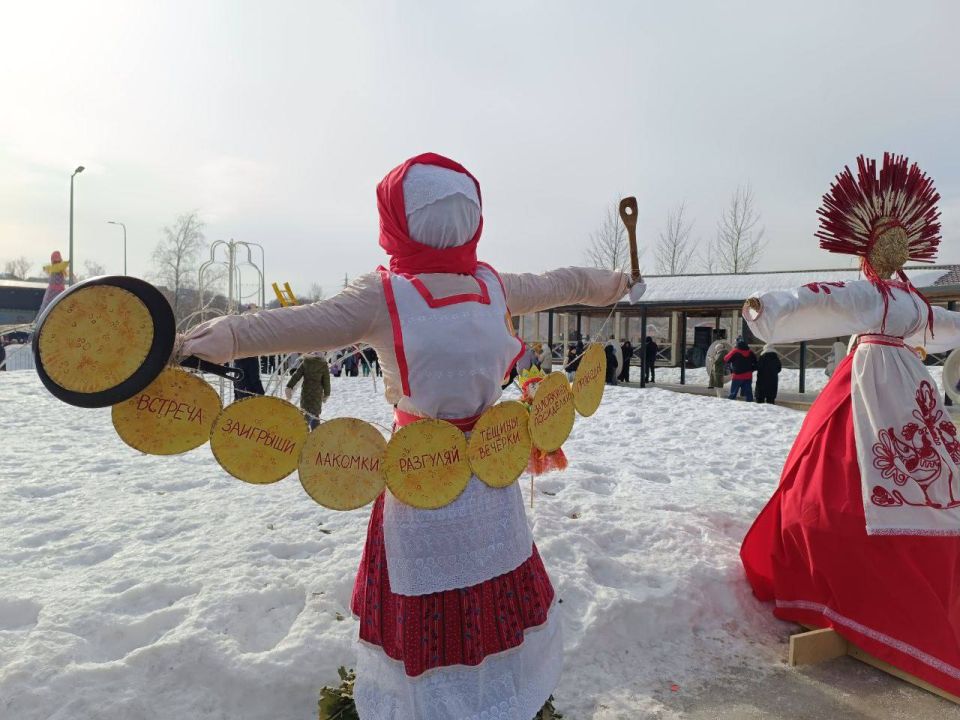 В барнаульском парке «Центральный» сегодня проходят масленичные гулянья с ярмаркой ремесленников, народными играми, песнями, конкурсом чучел