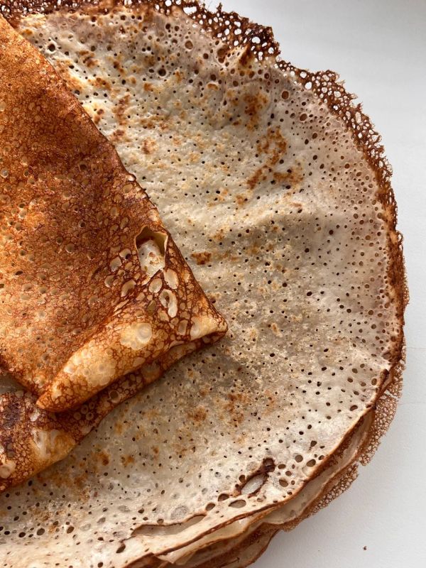 Финальное воскресенье Масленицы — время печь блины и звать гостей!