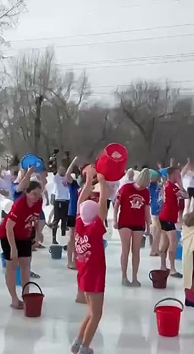 Массовое обливание холодной водой в парке «Изумрудный»