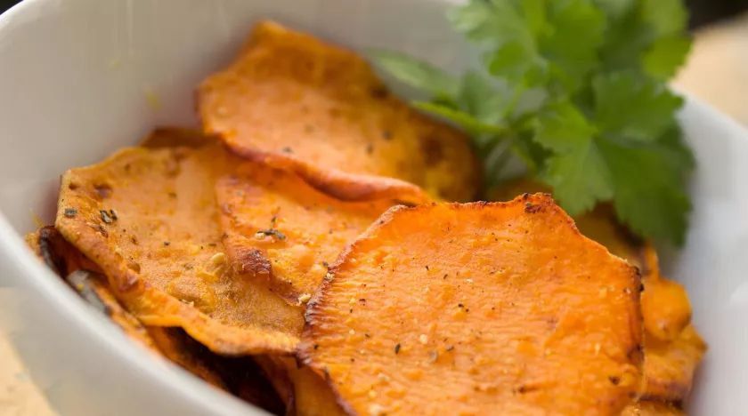 Ввести акцизы на чипсы, снеки, фастфуд и кондитерские изделия предложили в России