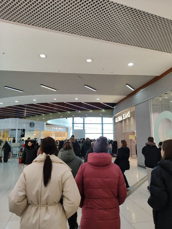 По словам очевидцев, пожарная тревога сработала в ТРЦ Гэлакси в Барнауле