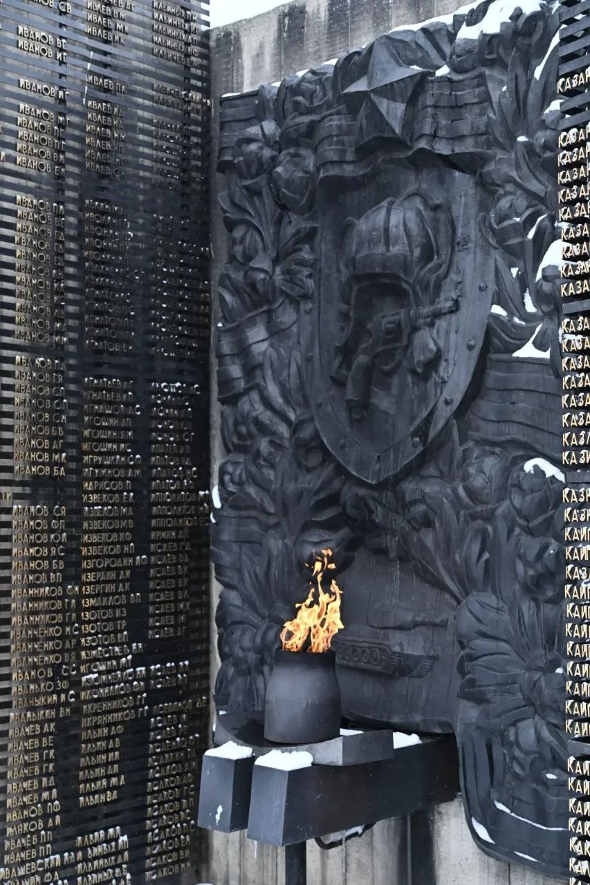 Фото Антона Червякова. В День защитника Отечества в столице Алтайского края состоялось возложение цветов к Мемориалу Славы Фото Антона Червякова. В День защитника Отечества в столице Алтайского края состоялось возложение цветов к Мемориалу Славы