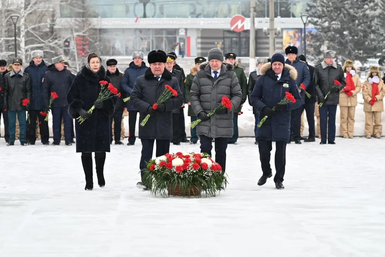 Фото Антона Червякова. В День защитника Отечества в столице Алтайского края состоялось возложение цветов к Мемориалу Славы