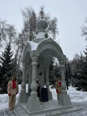 В Барнауле 23 февраля возложили цветы к Мемориалу Славы