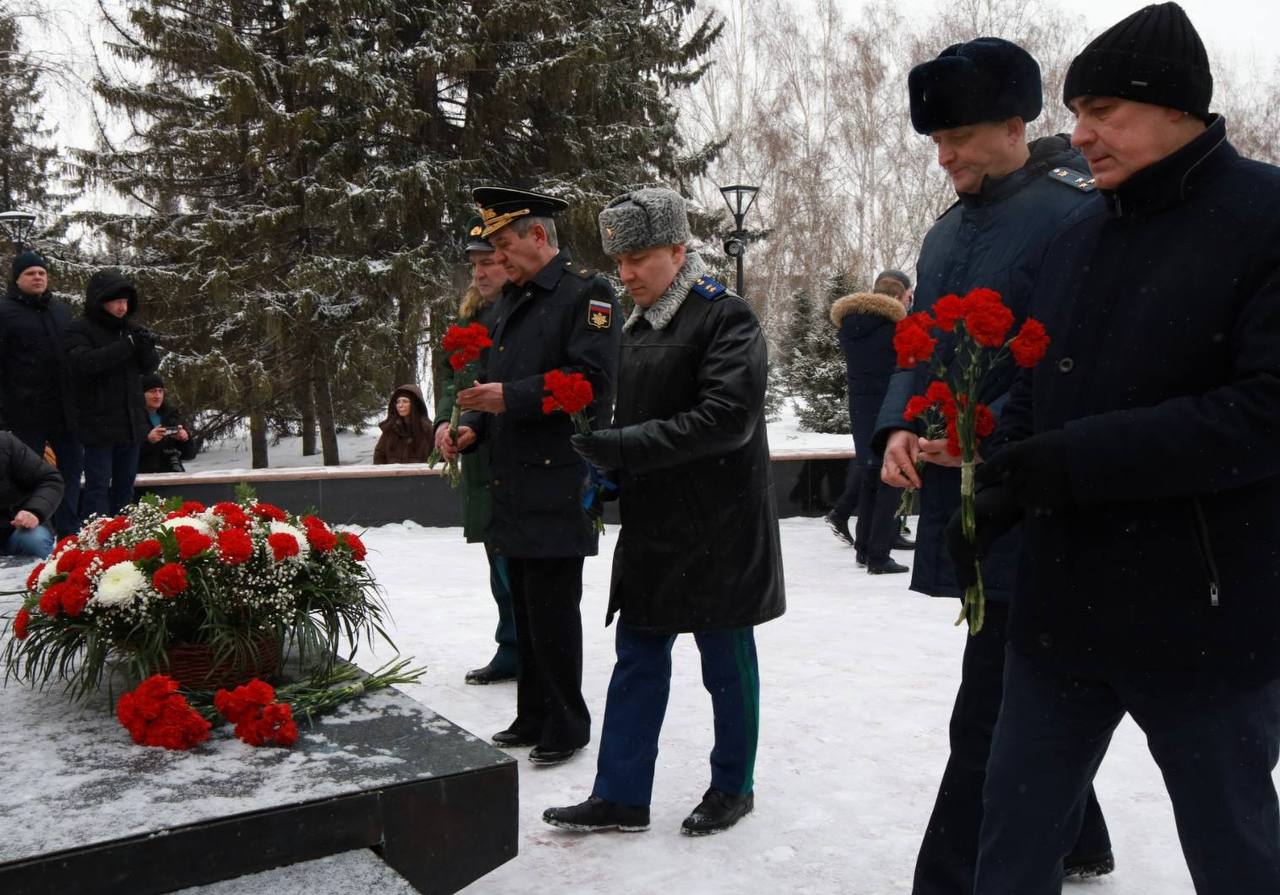 Прокурор Алтайского края Антон Герман 23 февраля 2026 года принял участие в церемонии возложения цветов на Мемориале Славы Прокурор Алтайского края Антон Герман 23 февраля 2026 года принял участие в церемонии возложения цветов на Мемориале Славы