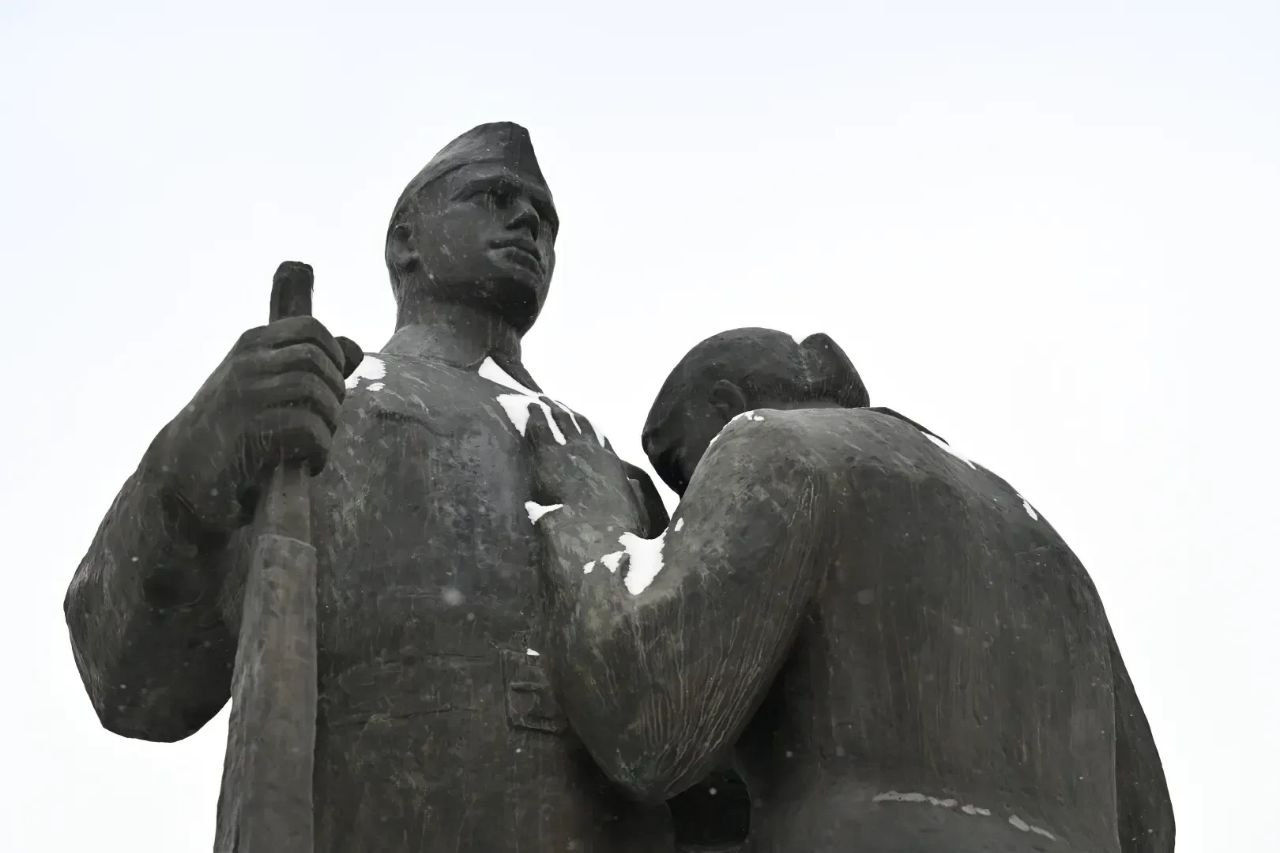 Фото Антона Червякова. В День защитника Отечества в столице Алтайского края состоялось возложение цветов к Мемориалу Славы Фото Антона Червякова. В День защитника Отечества в столице Алтайского края состоялось возложение цветов к Мемориалу Славы