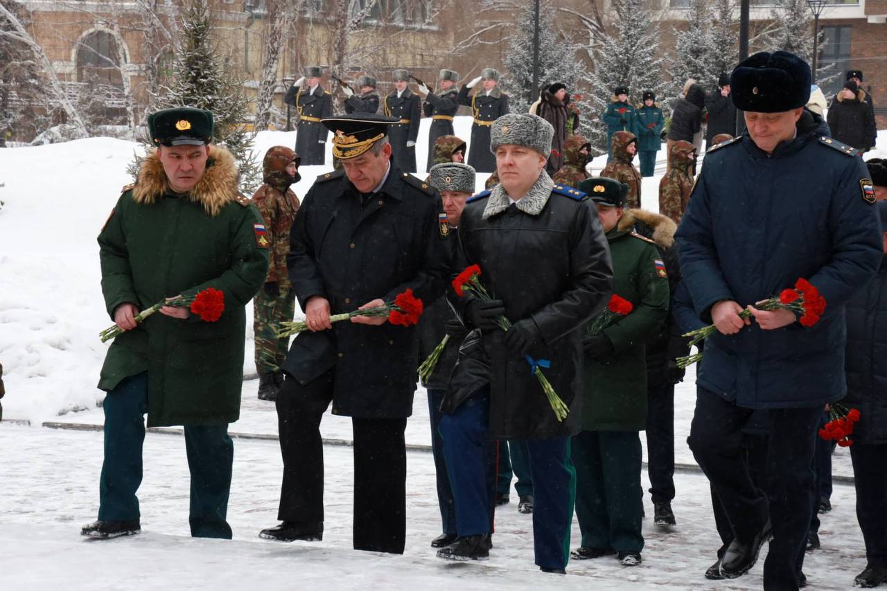 Прокурор Алтайского края Антон Герман 23 февраля 2026 года принял участие в церемонии возложения цветов на Мемориале Славы