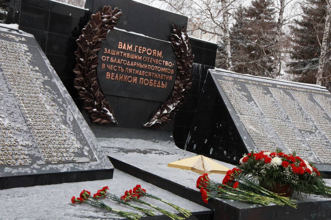 Прокурор Алтайского края Антон Герман 23 февраля 2026 года принял участие в церемонии возложения цветов на Мемориале Славы Прокурор Алтайского края Антон Герман 23 февраля 2026 года принял участие в церемонии возложения цветов на Мемориале Славы