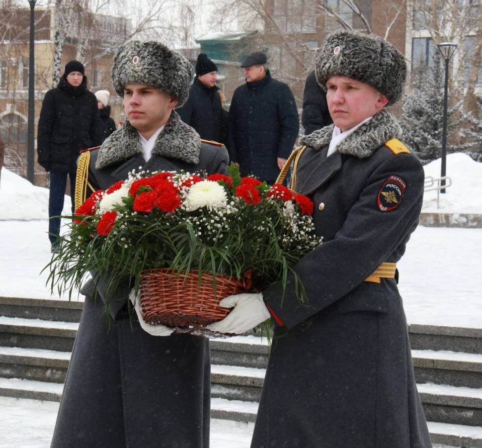 Прокурор Алтайского края Антон Герман 23 февраля 2026 года принял участие в церемонии возложения цветов на Мемориале Славы Прокурор Алтайского края Антон Герман 23 февраля 2026 года принял участие в церемонии возложения цветов на Мемориале Славы