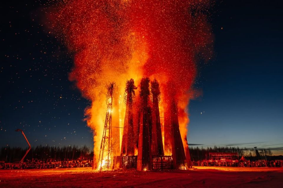 Не древний ритуал, а современное искусство: в арт-парке "Никола-Ленивец" на Масленицу сожгли "горящее сердце" Данко