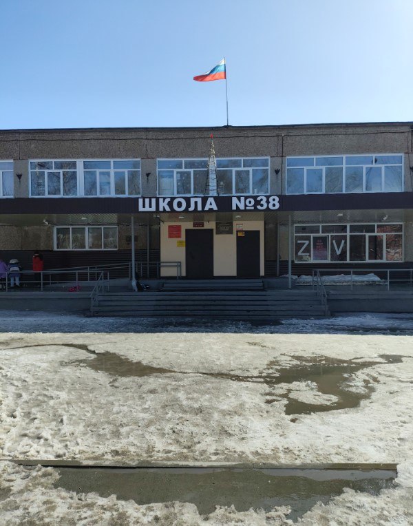 Мужчина напал на директора барнаульской школы № 38 из-за оценок дочери