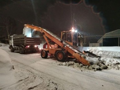 Дорожная служба проводит работы по очистке городских улиц от снег