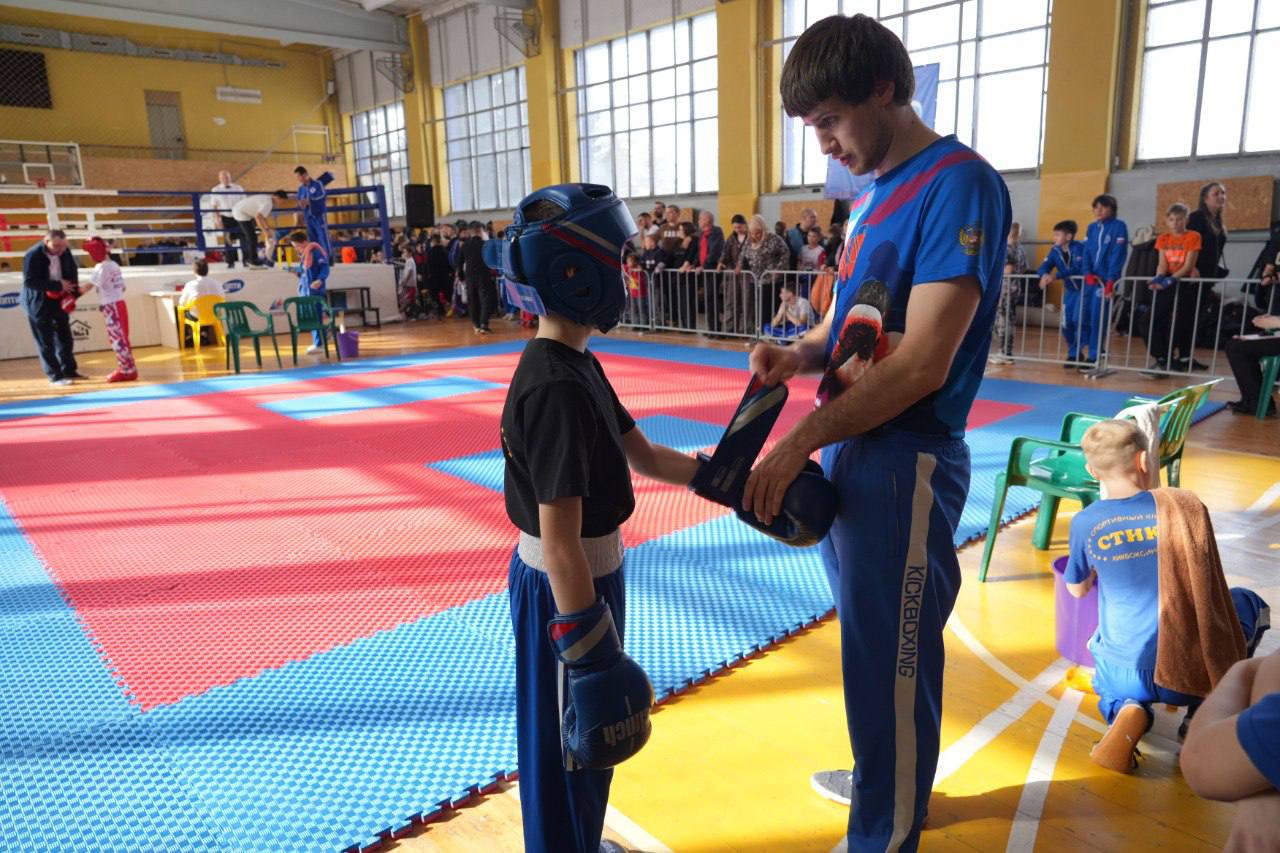 15 команд, 280 бойцов: в Бийске стартовали краевые соревнования по кикбоксингу 15 команд, 280 бойцов: в Бийске стартовали краевые соревнования по кикбоксингу
