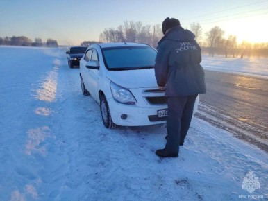 Ночью в Алтайском крае помогли гражданам, которые ехали из Бийска в Узбекистан