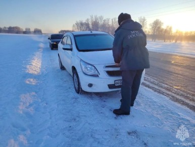 Пятеро человек застряли в сломанном авто на алтайской трассе в мороз