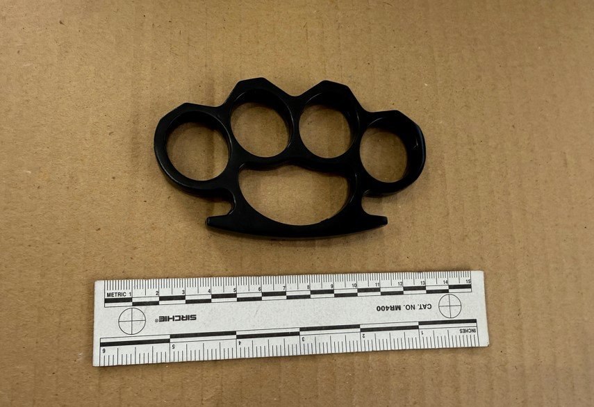 Опасные предметы обнаружили у туристов в аэропорту Барнаула