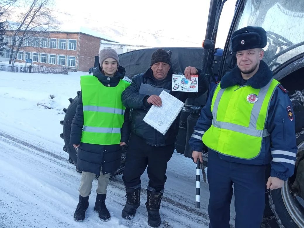Сотрудники Госавтоинспекции Алтайского района провели праздничную акцию совместно с ЮИД Сотрудники Госавтоинспекции Алтайского района провели праздничную акцию совместно с ЮИД