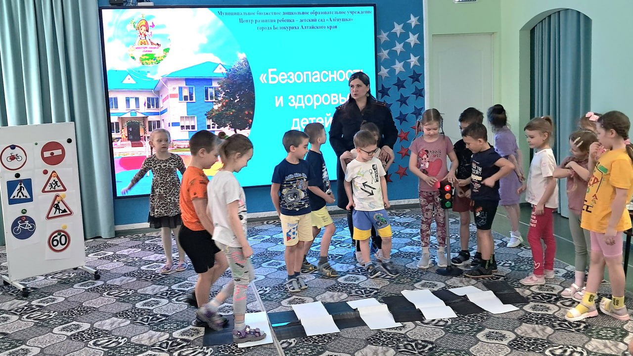 Сотрудники Белокурихинской Госавтоинспекции провели с дошкольниками профилактическое мероприятие «Пешеход на переход» Сотрудники Белокурихинской Госавтоинспекции провели с дошкольниками профилактическое мероприятие «Пешеход на переход»