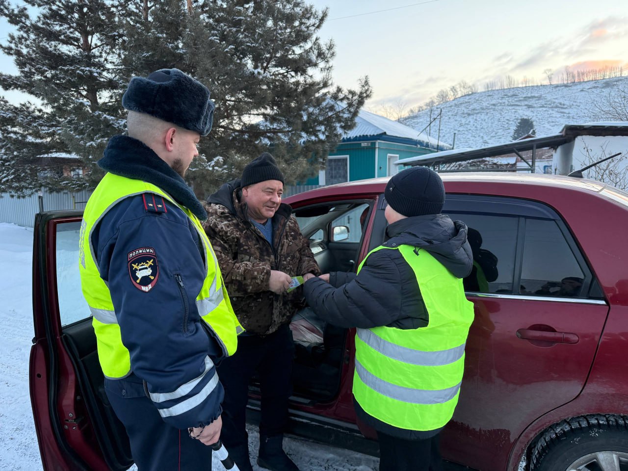 Сотрудники Госавтоинспекции Алтайского района провели праздничную акцию совместно с ЮИД Сотрудники Госавтоинспекции Алтайского района провели праздничную акцию совместно с ЮИД