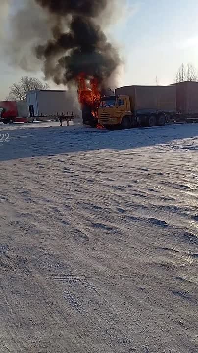 В Бийске на парковке сгорела фура