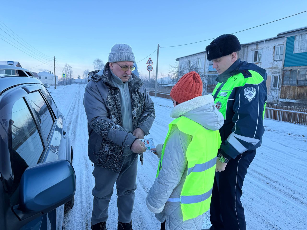 Сотрудники Госавтоинспекции Алтайского района провели праздничную акцию совместно с ЮИД Сотрудники Госавтоинспекции Алтайского района провели праздничную акцию совместно с ЮИД
