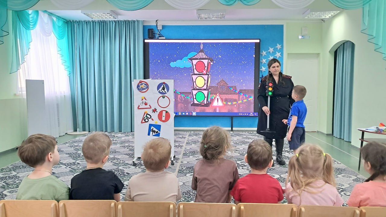 Сотрудники Белокурихинской Госавтоинспекции провели с дошкольниками профилактическое мероприятие «Пешеход на переход» Сотрудники Белокурихинской Госавтоинспекции провели с дошкольниками профилактическое мероприятие «Пешеход на переход»