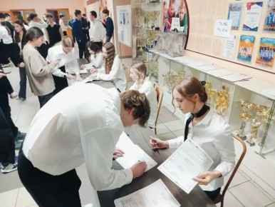 В рамках Месячника молодого избирателя на базе МАОУ «Средняя общеобразовательная школа №132» им. Н.М. Малахова города Барнаула сегодня проходят выборы президента школы