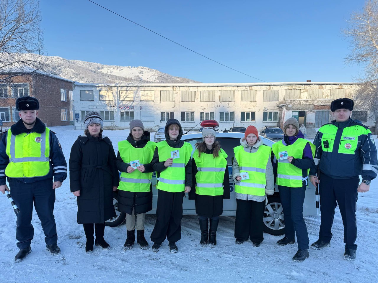 Сотрудники Госавтоинспекции Алтайского района провели праздничную акцию совместно с ЮИД