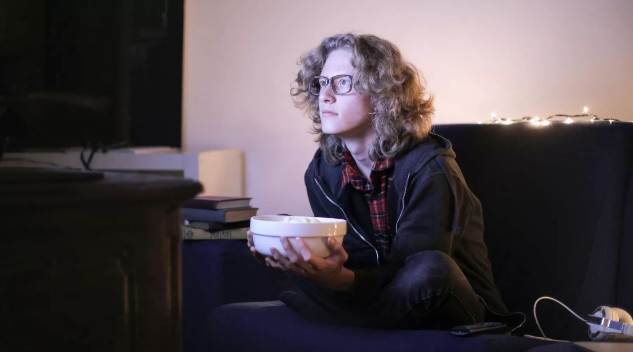 С 1 марта в России вступает в силу закон, запрещающий сервисам списывать деньги по онлайн-подпискам, если пользователь удалил данные банковской карты или отозвал согласие на платежи