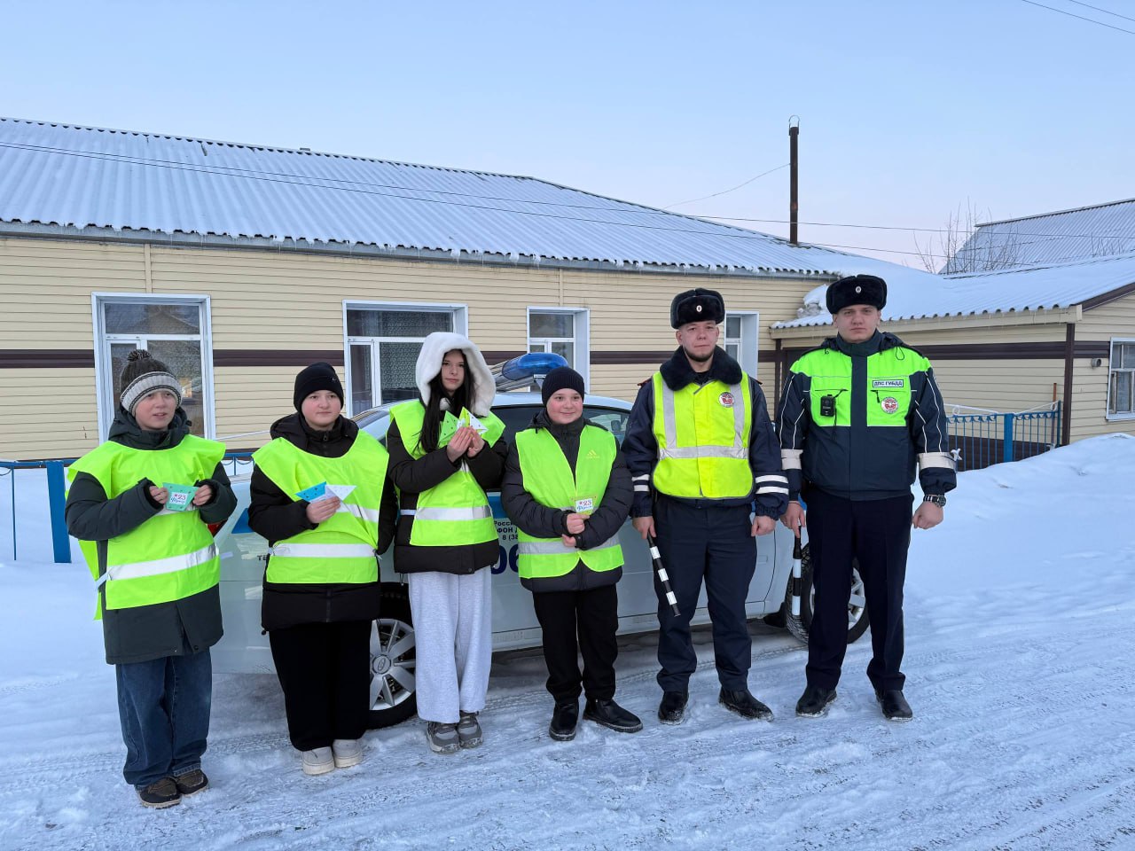 Сотрудники Госавтоинспекции Алтайского района провели праздничную акцию совместно с ЮИД Сотрудники Госавтоинспекции Алтайского района провели праздничную акцию совместно с ЮИД