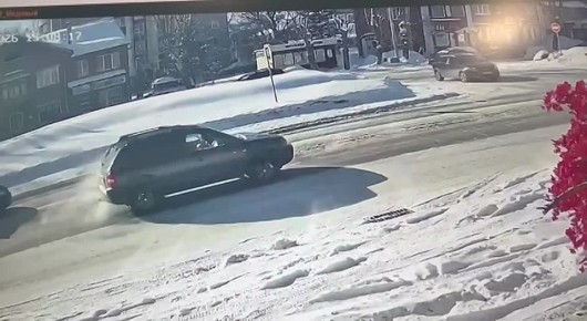 Сотрудники Госавтоинспекции города Барнаула устанавливают возможного участника ДТП