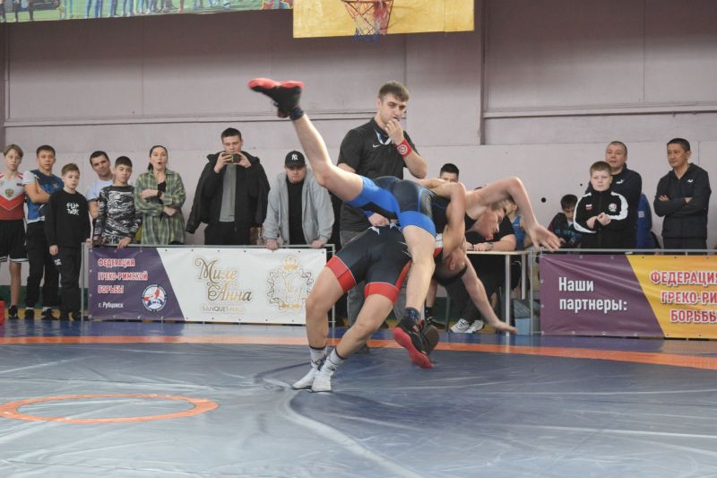 В Рубцовске борцы региона почтили память участников СВО на краевом юношеском турнире В Рубцовске борцы региона почтили память участников СВО на краевом юношеском турнире